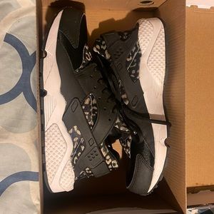 Nike shoes soooooo cute!!!!! And in great shape!